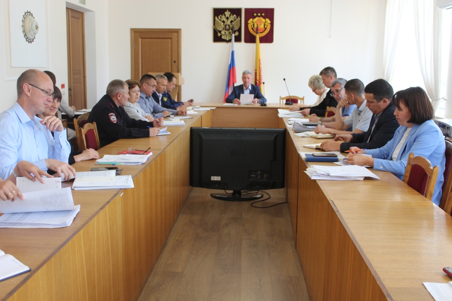 Рабочую неделю глава Урмарского муниципального округа В. Шигильдеев начал с расширенного совещания
