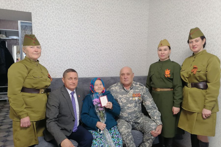 В Большетаябинском территориальном отделе ветеранам вручили юбилейные медали