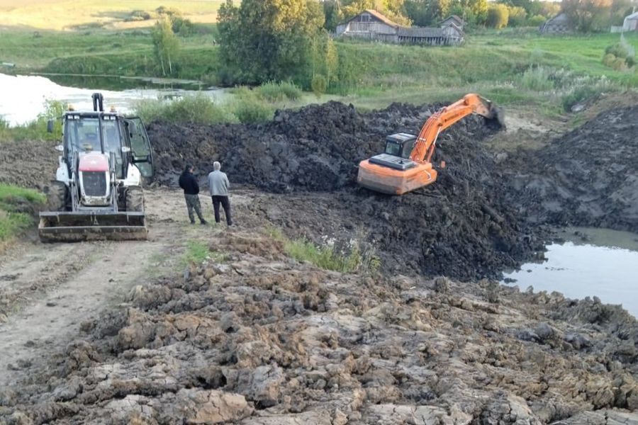 В деревне Испуханы благоустраивается пруд