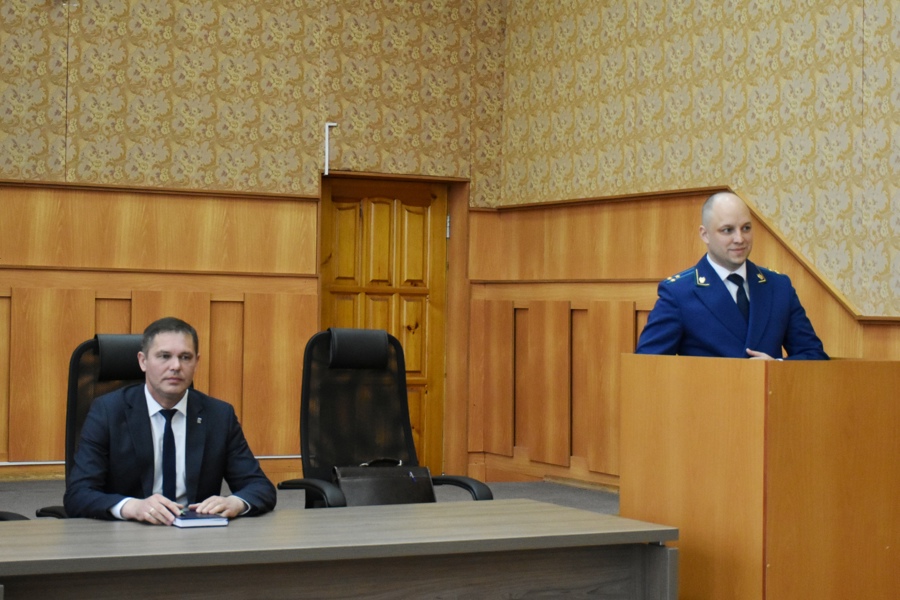 В администрации муниципалитета прошло совещание с участием прокурора Козловского района Сергея Кабуркина