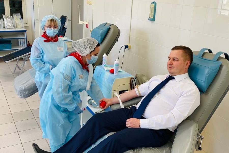 Глава Минздрава Чувашии Владимир Степанов сдал кровь в Национальный день донора