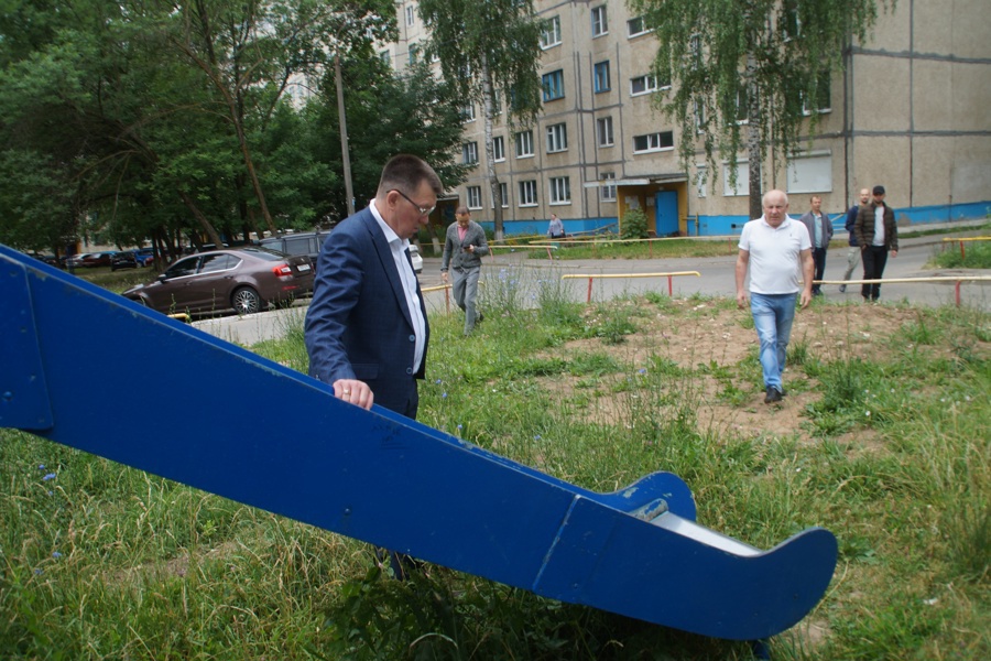Комиссия проверила состояние детских площадок в Новоюжном районе