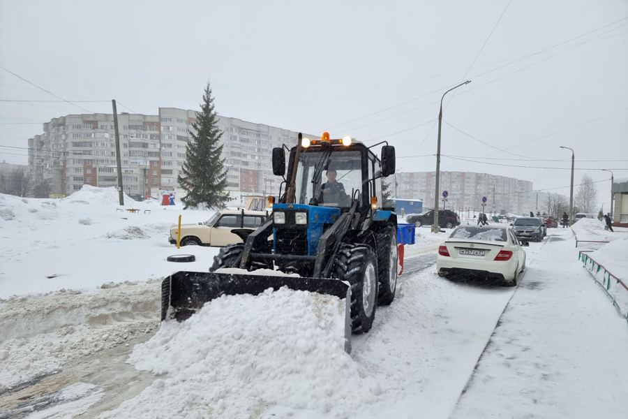 В связи с обильными осадками в Чебоксарах усилена работа по уборке снега