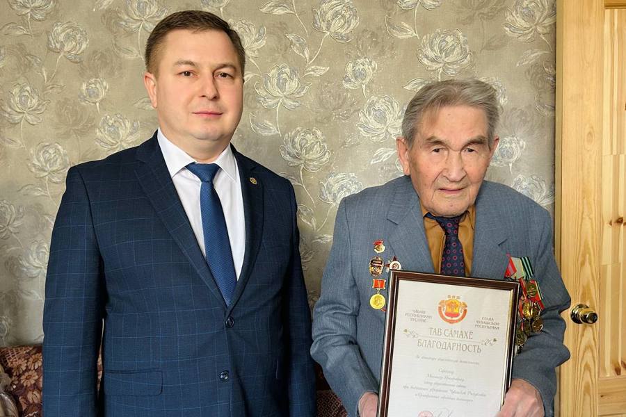 Владимир Степанов поздравил с 98-летием одного из основателей травматологии Чувашии Михаила Сорокина