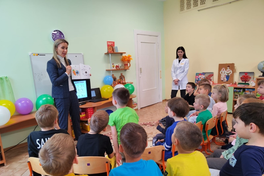 Офтальмологи проводят уроки здоровья глаз для ребят в рамках Года счастливого детства в Чувашии