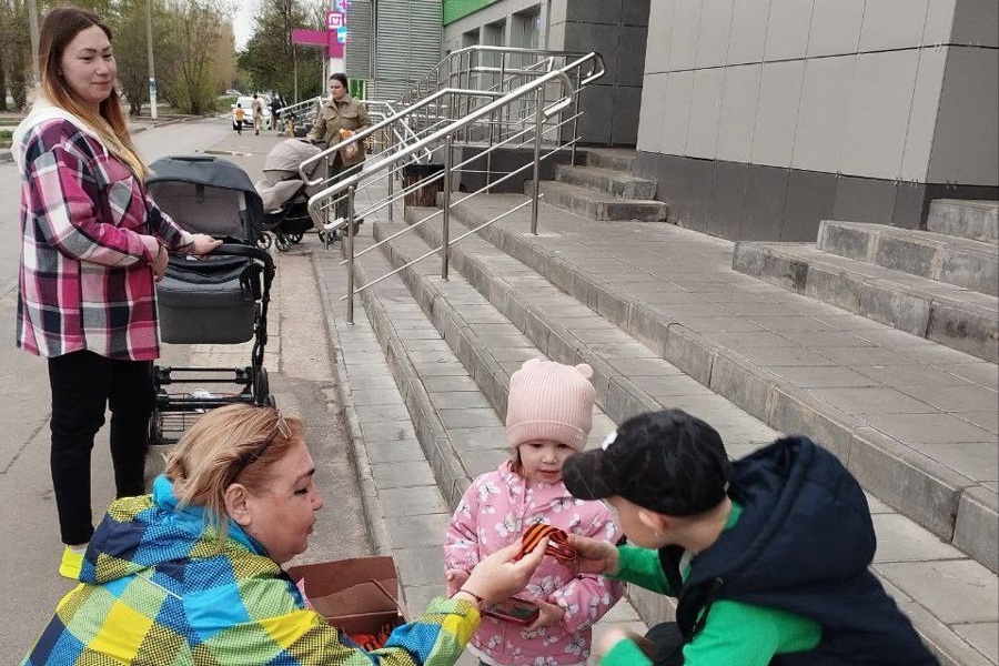 Активисты микрорайона Иваново раздали георгиевские ленточки жителям микрорайона и детям с ограниченными возможностями здоровья