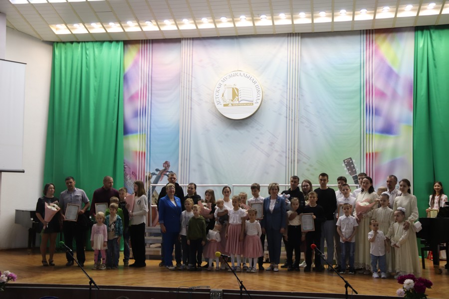 В День защиты детей в Новочебоксарске состоялось вручение жилищных сертификатов 6 многодетным семьям с шестью и более несовершеннолетними детьми
