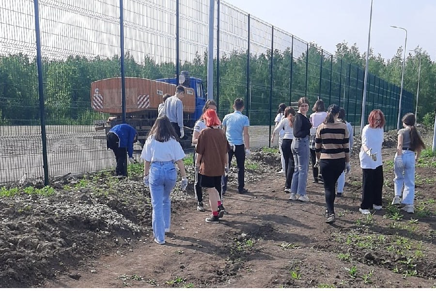 В городе Канаш продолжаются работы по уборке общественных территорий