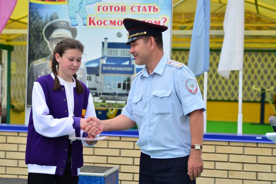 Торжественная церемония вручения паспортов юным гражданам в детском оздоровительном лагере «Космонавт»