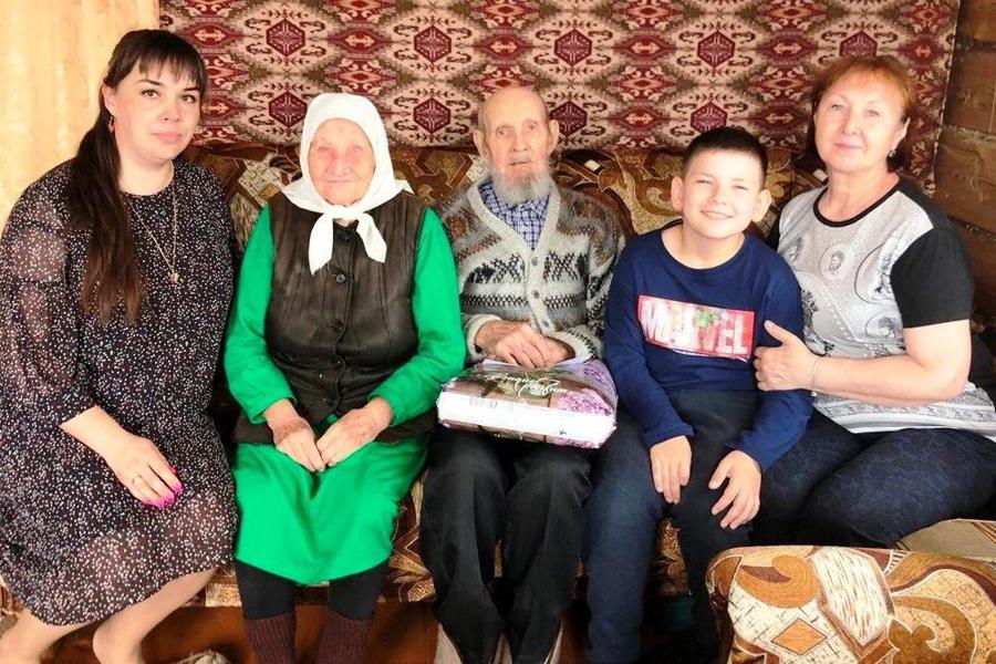 Житель п. Буинск Трескин Василий Кондратьевич принимает поздравления с 90-летним юбилеем