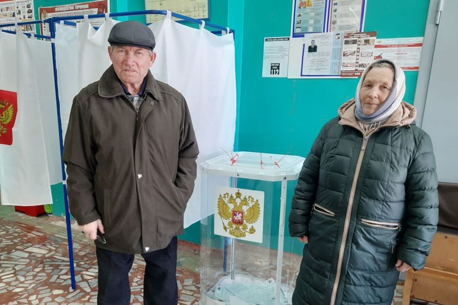 Зоя и Геннадий Александровы из  д. Сяран-Сирма: «Мы проголосовали за мирный труд, за безоблачное мирное небо»