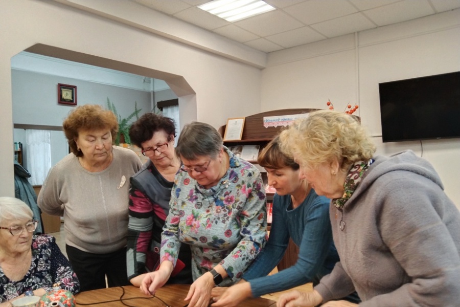В Ядринской центральной библиотеке в клубе выходного дня «Огонек» 26 ноября прошел мастер-класс –знакомство с технологией вязания боевого браслета выживания из паракорда.