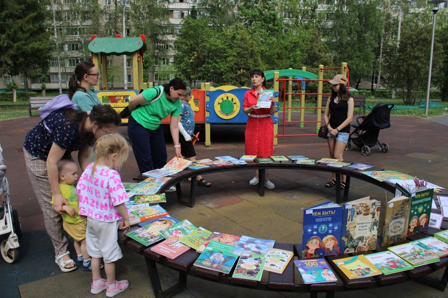 Специалисты Чувашской республиканской детско-юношеской библиотеки открыли интерактивную площадку «Детский книгопарк» для отдыхающих Дорисс-парка