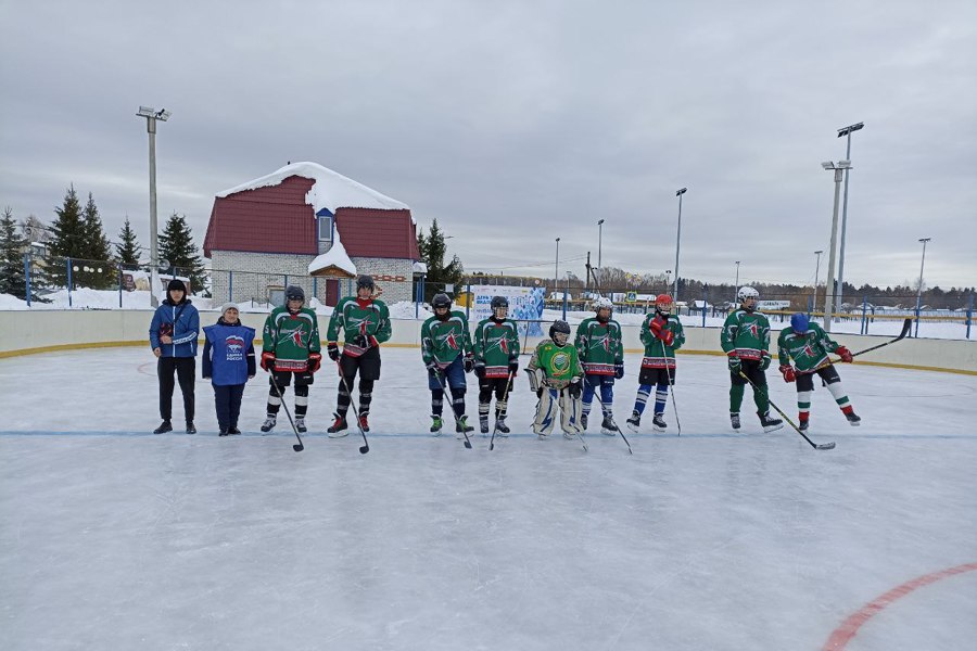 В д. Торханы прошел турнир по хоккею с шайбой среди команд ветеранов и молодого поколения Шумерлинского муниципального округа