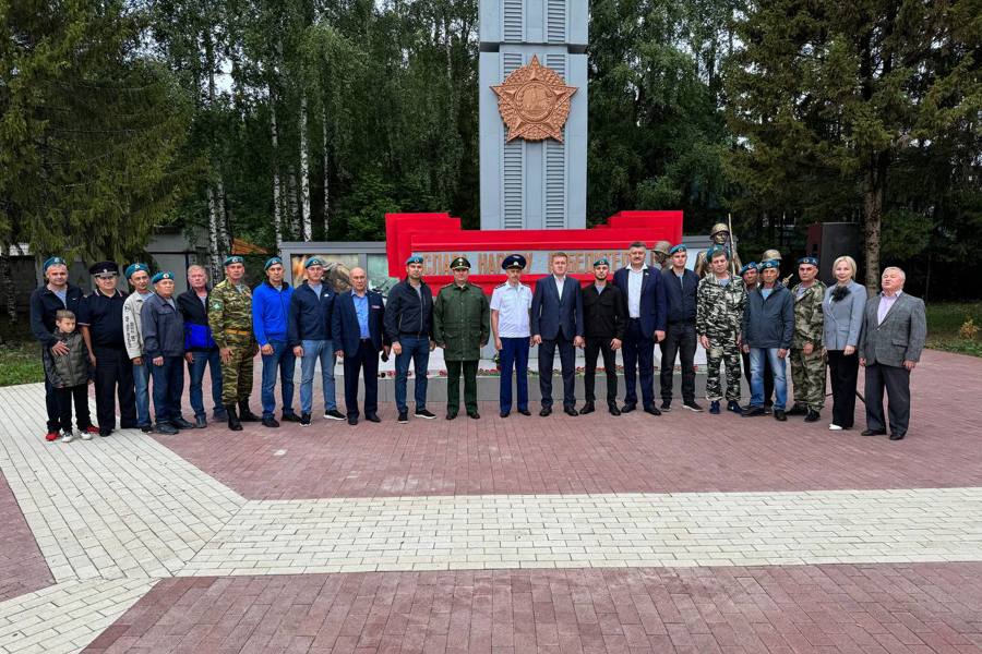 В п. Кугеси в честь Дня ВДВ состоялся митинг