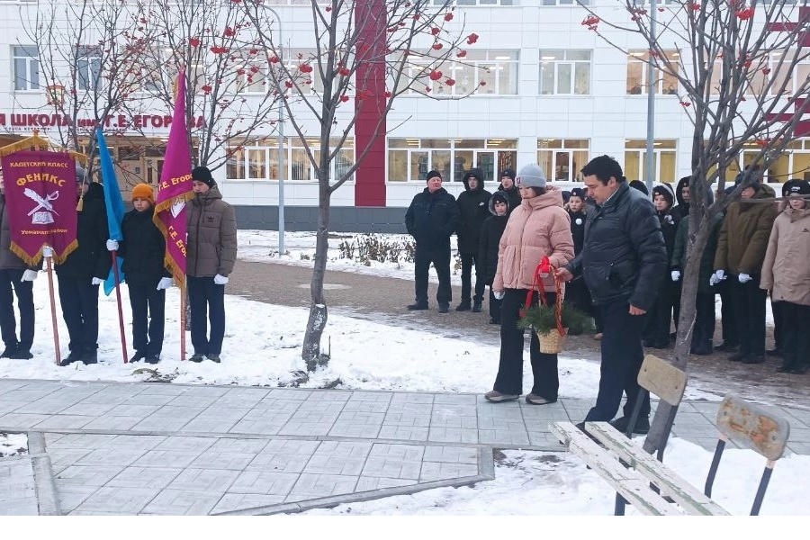 В рамках Дня Героев Отечества в Урмарской школе прошел митинг памяти у Аллеи «Защитников Отечества»