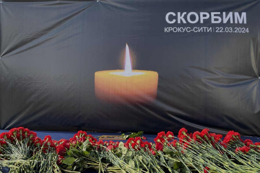 Чебоксарцы несут цветы к стихийному мемориалу памяти погибших в «Крокус-сити»
