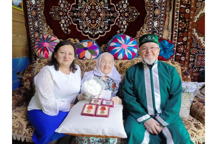 Вручение юбилейных медалей в честь 80-летия Победы ветеранам Янтиковского территориального отдела