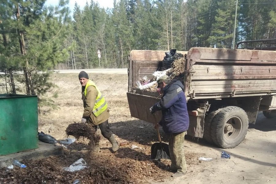 В Шумерле МУП «Коммунальник» убирают мусор на городских кладбищах