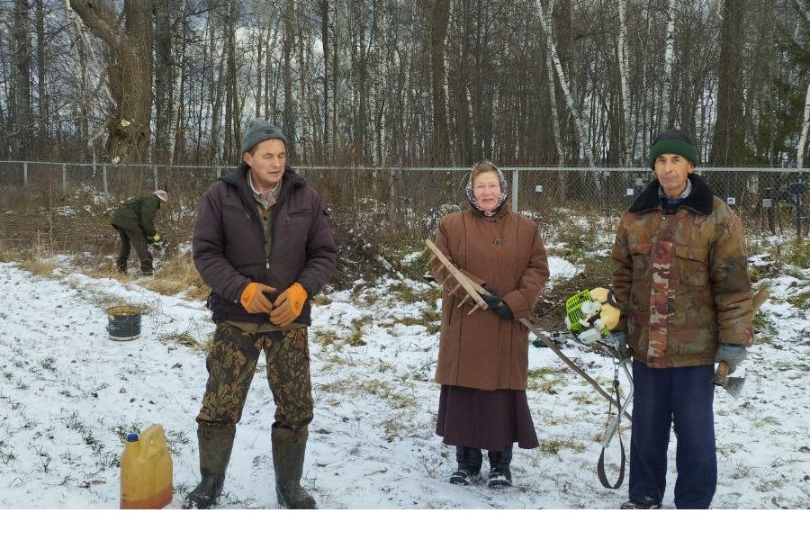 Сегодня активные жители с. Ядрино провели субботник на кладбище, где совместными усилиями привели в порядок территорию.