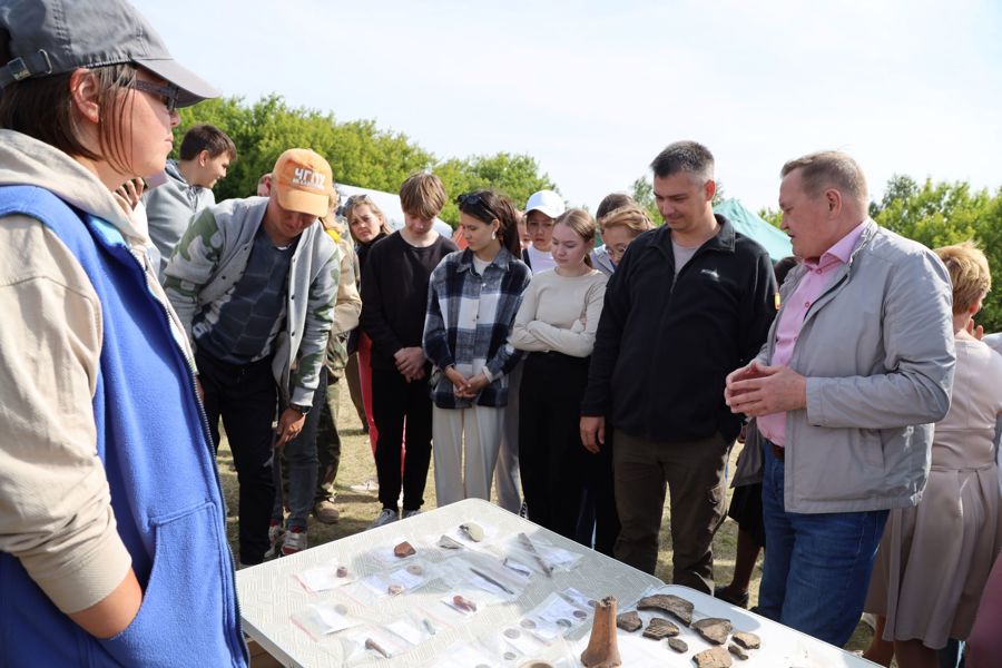 Дмитрий Захаров посетил археологические раскопки памятника средневековья Большетаябинского городища XII-XIV вв.