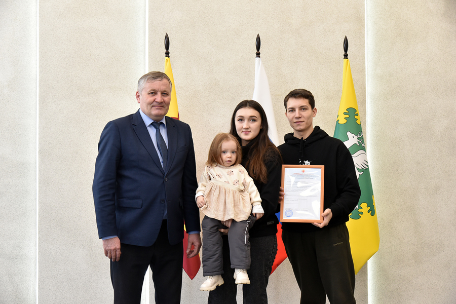 Глава Ибресинского муниципального округа Игорь Семёнов вручил жилищный сертификат очередникам из категории дети-сироты
