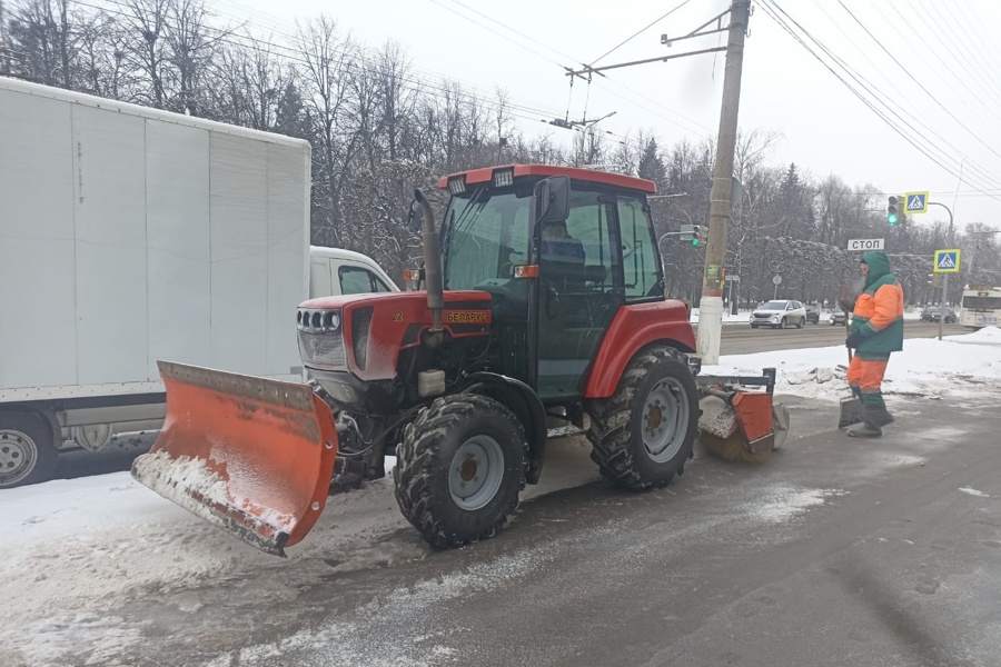 Работы по содержанию дорог города Чебоксары продолжаются и  выходные дни