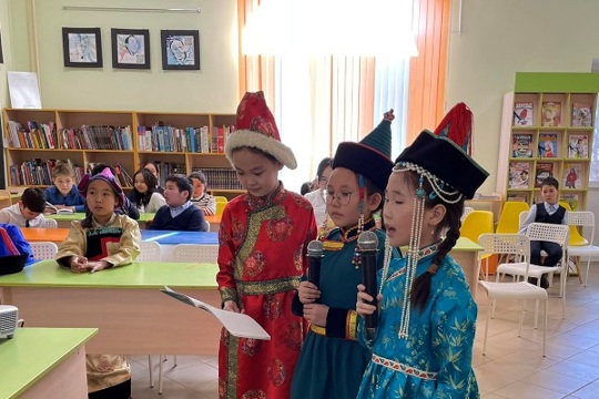 Читатели детско-юношеской библиотеки знакомятся с культурой и традициями Республики Бурятия