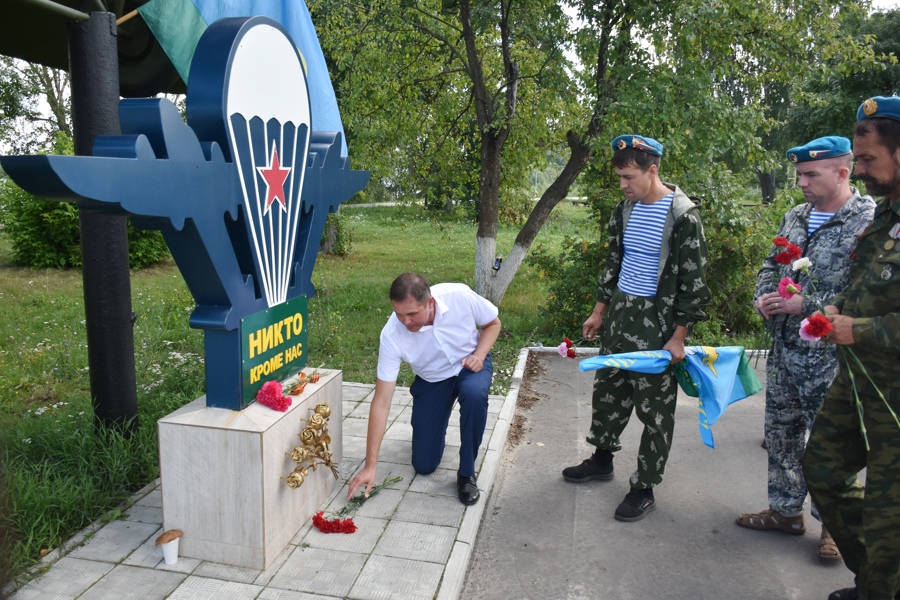 В День воздушно-десантных войск России жители округа почтили память защитников Родины
