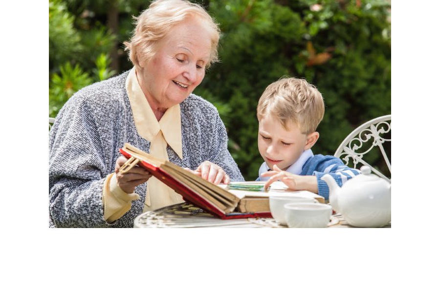 Разговор внучки с бабушкой. Бабушка читает Библию подростку внуку. Являются ли бабушка и дедушка законными представителями ребенка. Бабушка, дедушка и внук подросток сленг. Бабушка в платке читает Библию подростку внуку.