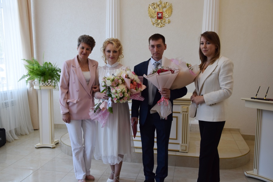 На предпраздничной неделе свой семейный союз скрепили 19 пар Московского района г. Чебоксары