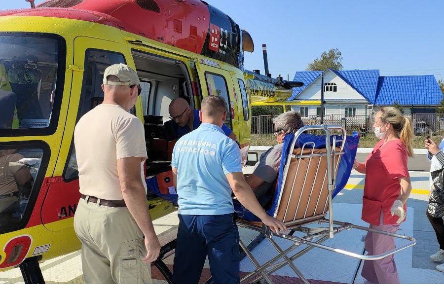Санитарная авиация доставила в Чебоксары пациента с острым инфарктом миокарда из Шумерли