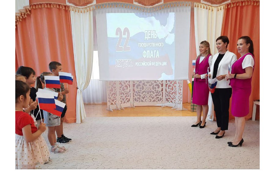 Елена Кадирова поздравила маленьких патриотов с  Днем Государственного флага Российской Федерации