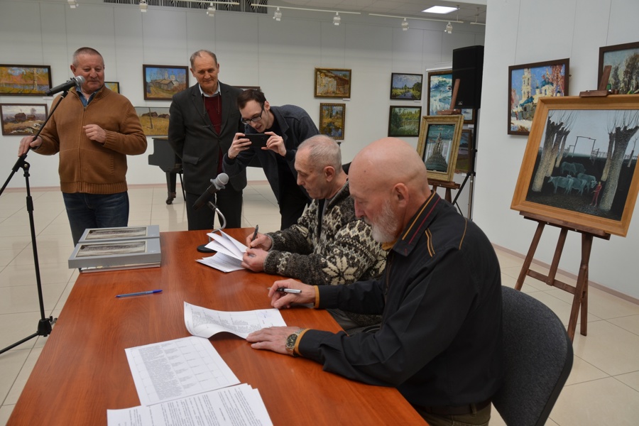 Художественный музей получил в дар картины народного художника Чувашии Станислава Юхтара