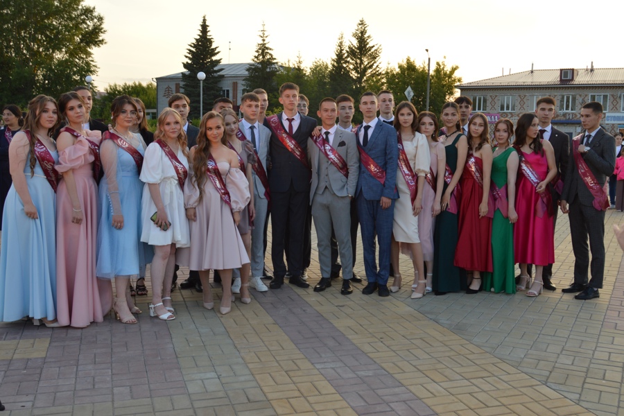 В Янтиковском округе состоялось торжественное чествование выпускников 2023 года - районный «Выпускной бал»