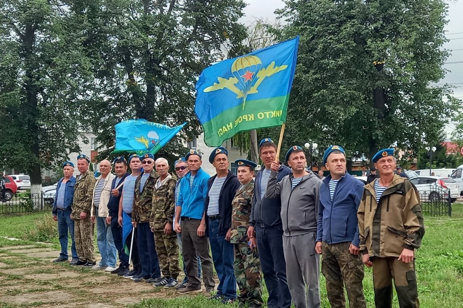 В п. Урмары состоялся митинг, посвященный Дню воздушно-десантных войск