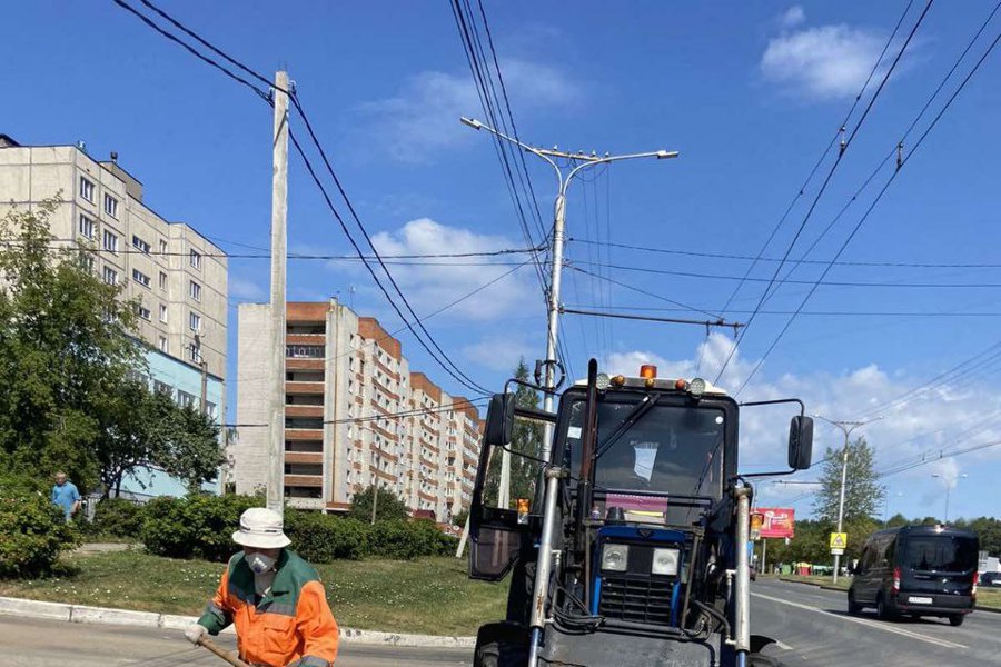 В Чебоксарах идет помывка барьерных ограждений