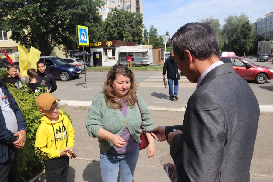 Жителям города Алатыря дарили ленточки, раскрашенные в цвета российского флага