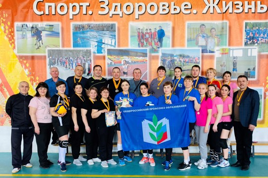 Молодые педагоги и их наставники - на волейбольном поединке