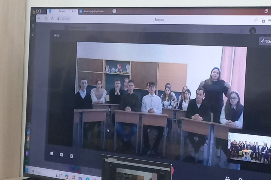 Образовательные организации Новочебоксарска активно сотрудничают с подшефной Дмитриевской школой Бердянского района Запорожской области