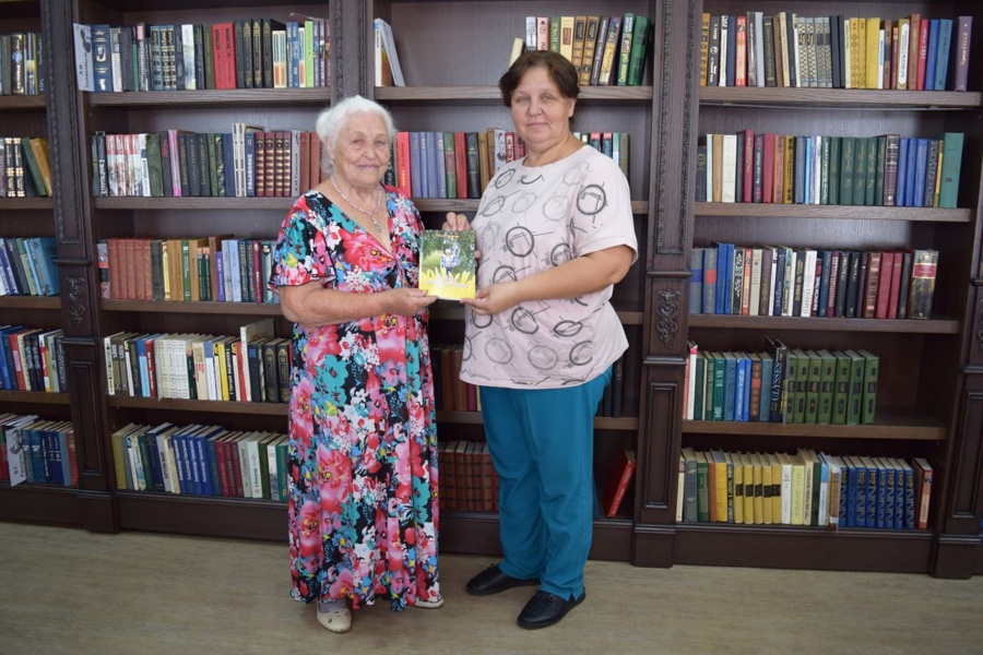 80-летняя жительница города Мариинский Посад опубликовала первый сборник своих стихов