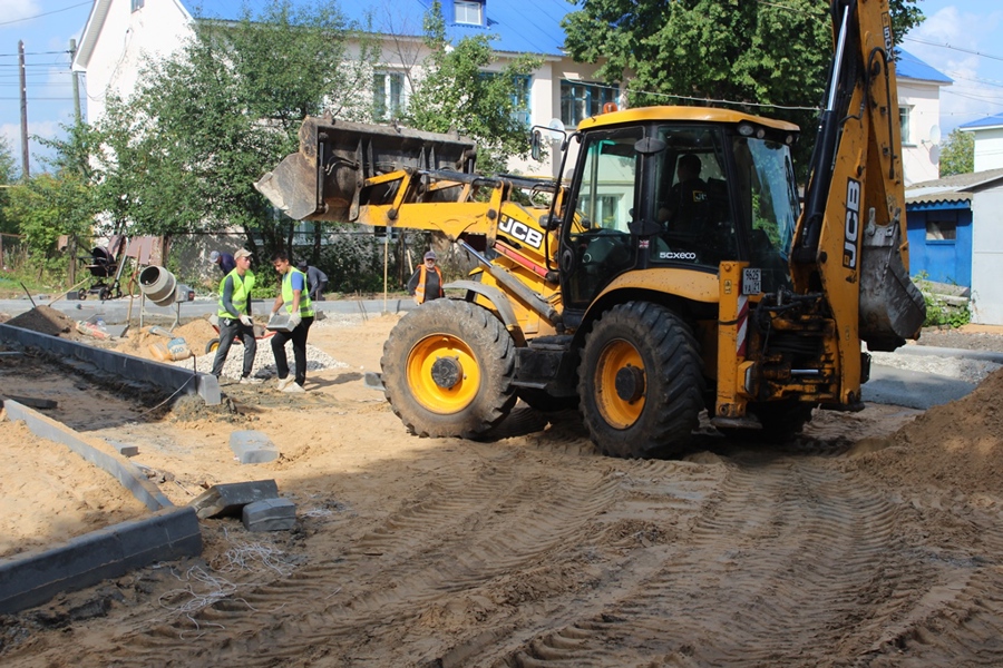 В рамках проекта «Формирование городской среды» в п. Урмары ведется ремонт дворовой территории по ул. Новая