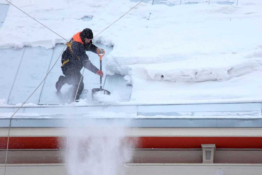 Роструд напоминает о необходимости соблюдения мер безопасности при очистке крыш от снега