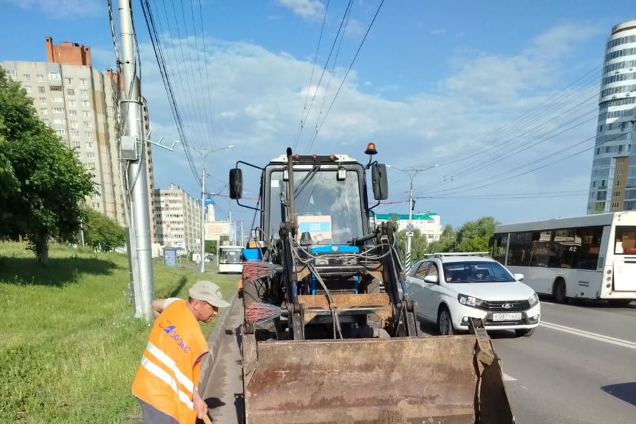 АО «Дорэкс» продолжает уборку смета с городских улиц