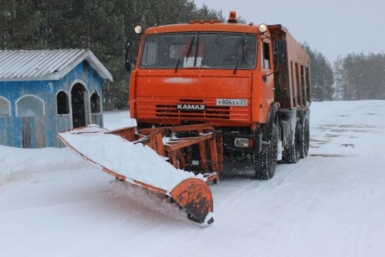 Подрядная организация ООО «Сурстройсервис» продолжает работы по очистке и обработке песко-соляной смесью дорог местного значения