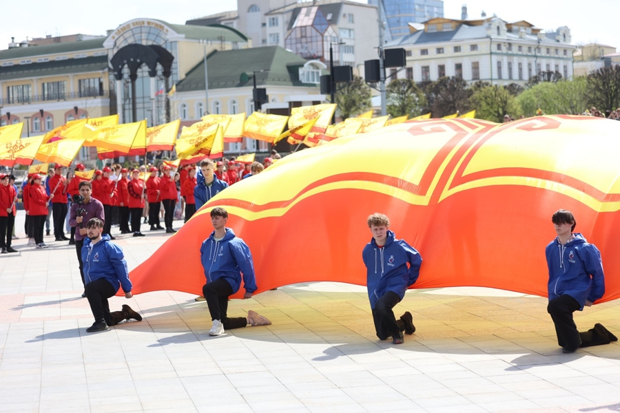 На Красной площади состоялся флешмоб, посвященный Дню государственных символов Чувашской Республики