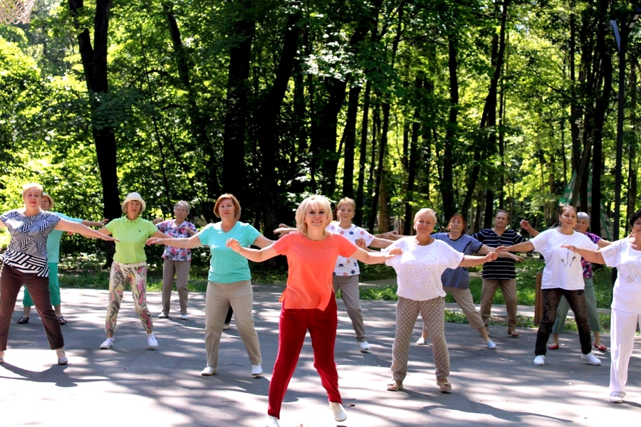 Чебоксарские пенсионеры устроили флешмоб «Да здравствует здоровый образ жизни»