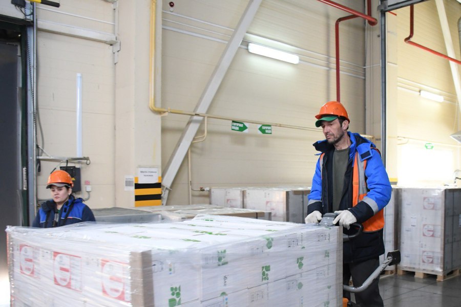 Аграриям России и зарубежья отправили 7,4 тыс. тонн препаратов для защиты растений из Чувашии