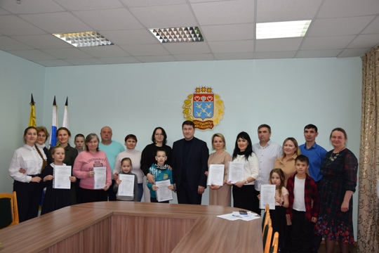 «Жилье и городская среда»: многодетным семьям Московского района г. Чебоксары вручены жилищные сертификаты