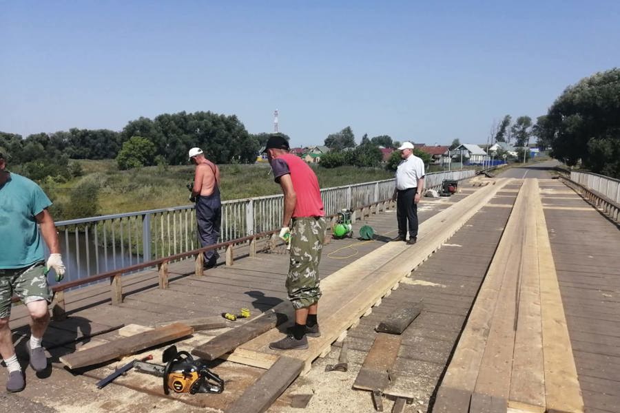 Глава  Яльчикского муниципального округа Леонард Левый на объектах Новошимкусского территориального отдела